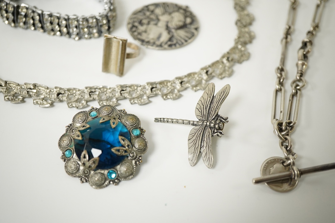A quantity of assorted jewellery including costume, a 9ct gold fine link chain, malachite bead necklace, amethyst set white metal dragonfly brooch, two silver alberts and a silver hinged bangle, silver sweethearts brooch